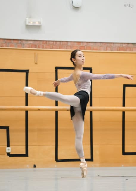 Professional dancer on pointe during ballet rehearsal