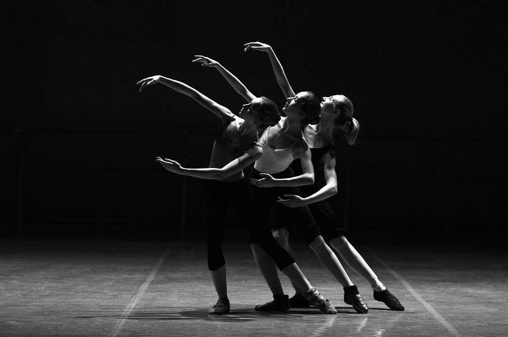 Dancers on stage in synchronisation