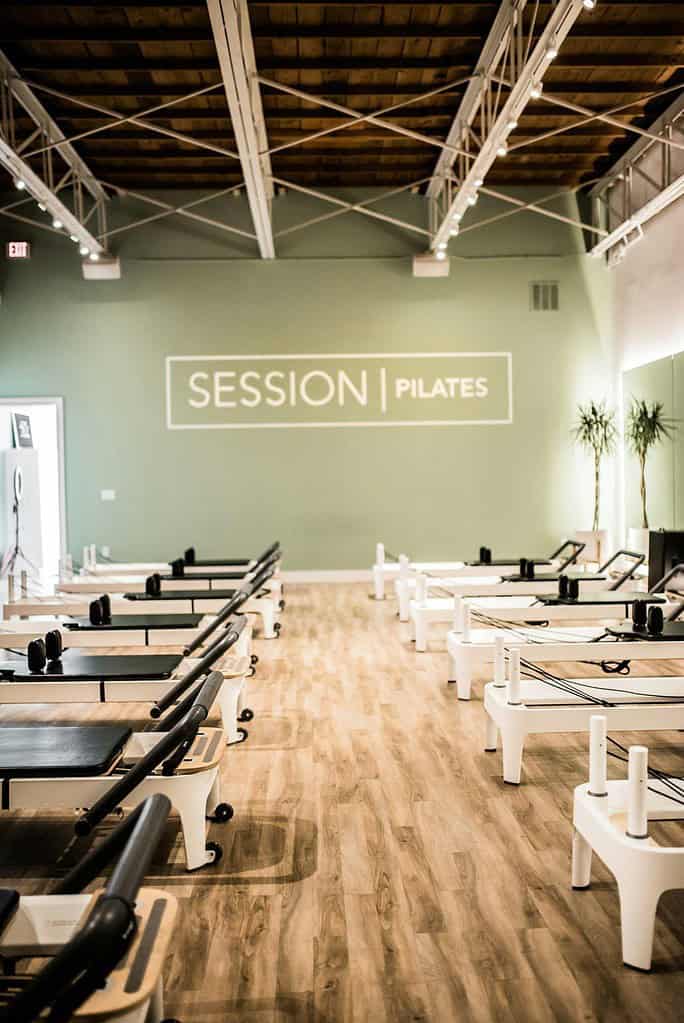 Two rows of cross-training equipment (Pilates reformas)