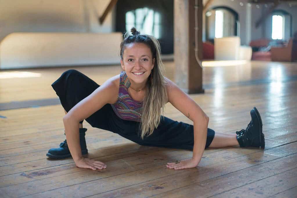 Dancer performing hip flexor stretch